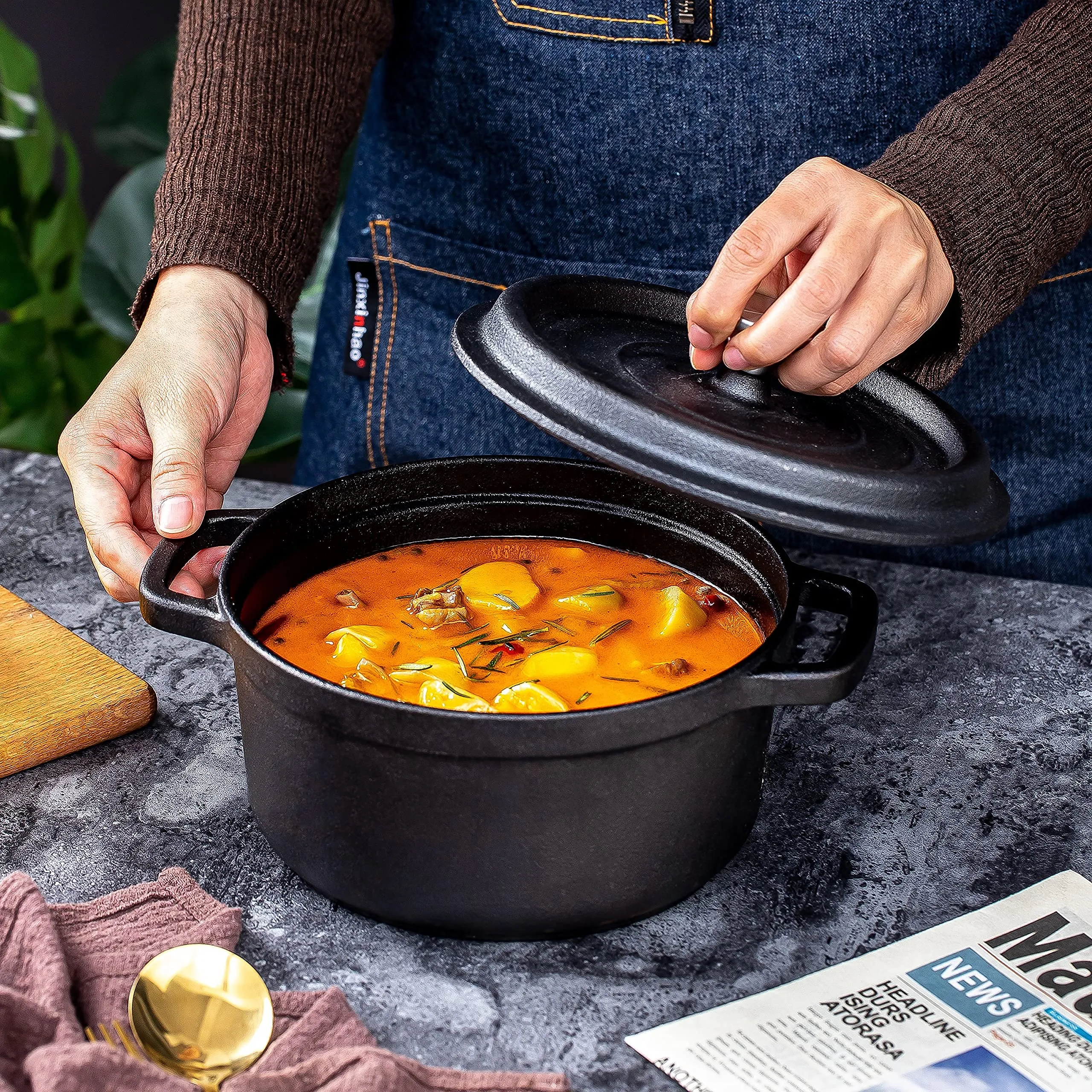 Cast Iron Dutch Oven 24cm Pre-Seasoned NonStick with Handles Lid Skillet Braising Pot Casserole