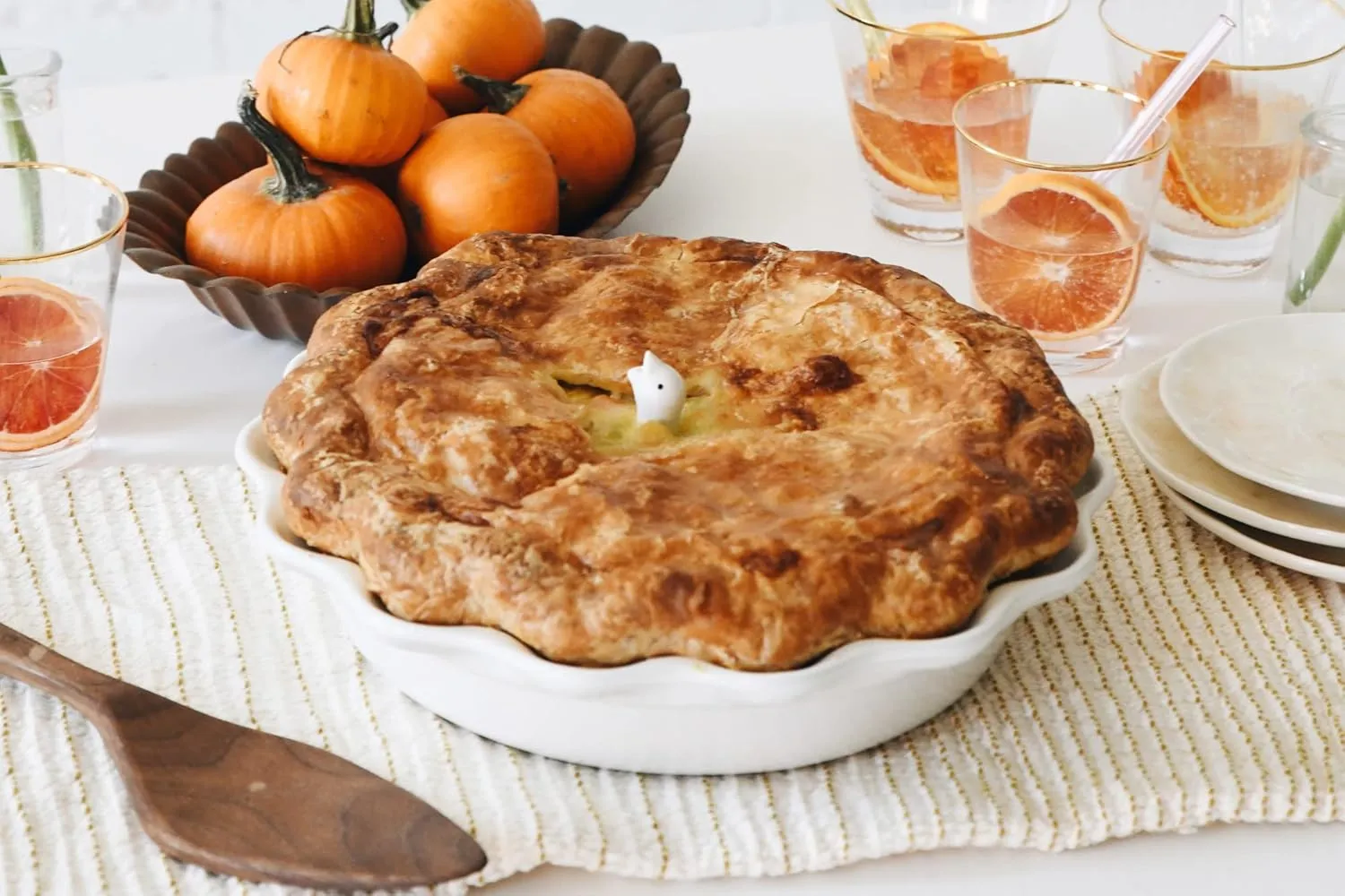Le Creuset Stoneware Heritage Pie Dish, 9", Chiffon Pink