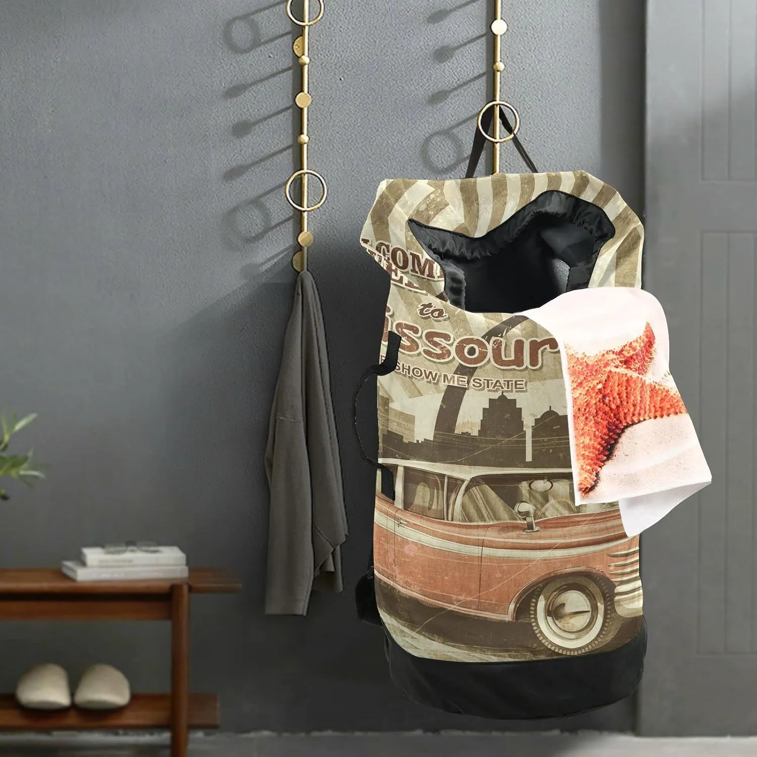 Oyihfvs Welcome Missouri Retro Poster Backpack Laundry Bag, Laundry Backpack with Shoulder Straps, Waterproof Nylon Clothes Hamper Bag for Men Women Yoga Backpack