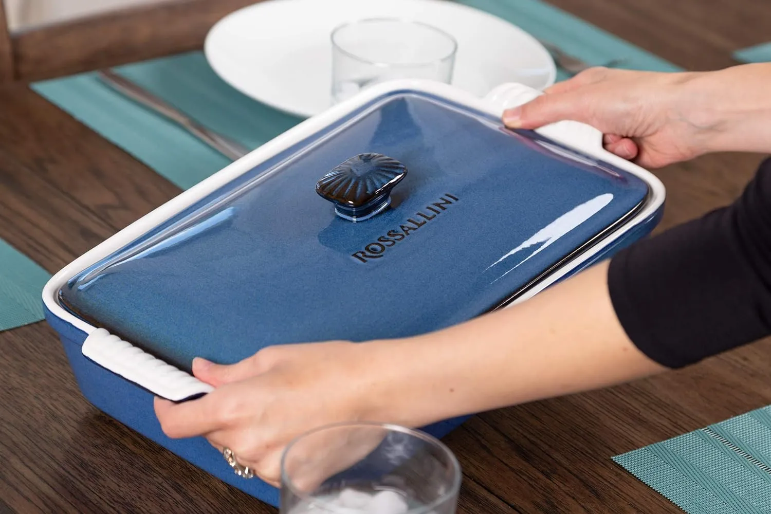 Stoneware Casserole Dish Bakeware Set with Lid, Covered Rectangular Dinnerware, Extra Large 4.23 Quart, 13 by 9 Inch, Blu Indaco [Reactive Blue]