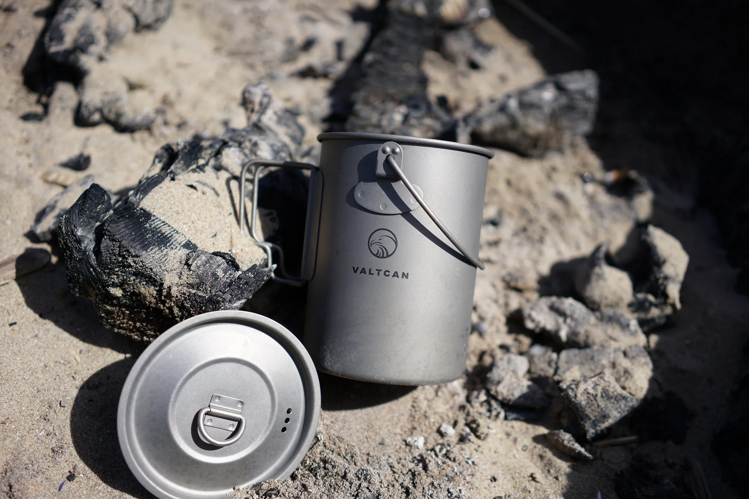 Valtcan TitanCore Titanium 900ml Pot Mug 34 fl oz Coffe Cup with Lid and Carrying Mesh Bag 134g